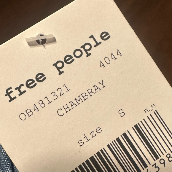 FREE PEOPLE Show Me Some Shoulder Chambray Top Women’s Size Small Blue NWT - Picture 5 of 5